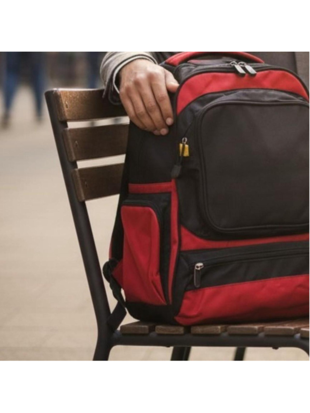 Unbranded Black and Red Backpack

A practical unbranded backpack featuring a bla